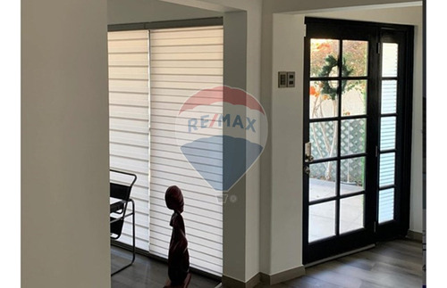 Moderna Casa Con Piscina En Sector Exclusivo