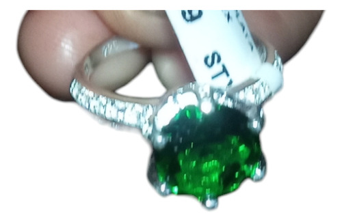 Anillo De Plata Con Una Esmeralda En Medio 