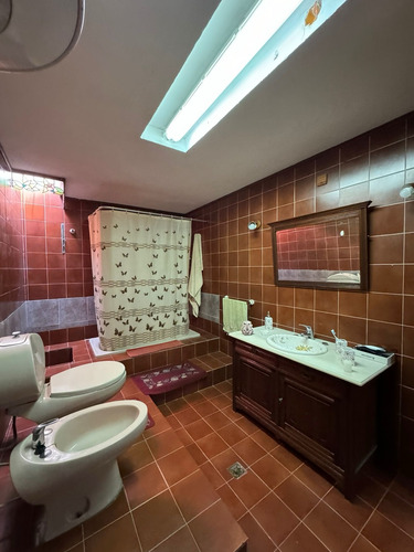 Vendo Casa Muy Amplia, 2 Plantas, 3 Dormitorios, 2 Baños, Barbacoa Cerrada, Excelente Zona.