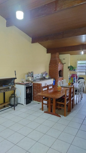 Casa Com 3 Quartos, 2 Banheiros, Salão De Festas Com Churrasqueira, Copa Cozinha, Sala Ampla E Edicula