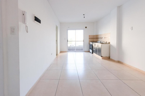 Imagen 2 de 16 de Venta-caseros Centro-departamento De 2 Ambientes Con Cochera Fija, Cubierta Y Balcón.
