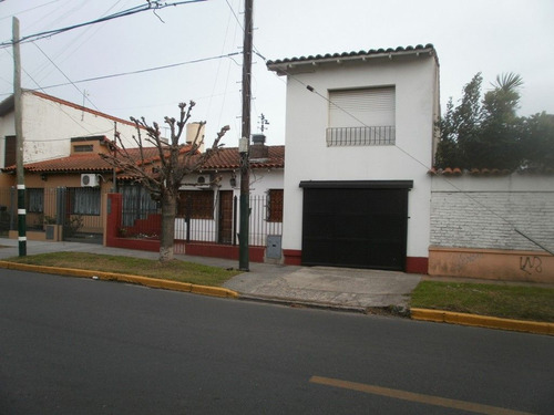 Casa En Venta En Banfield, Barrio Nuevo.