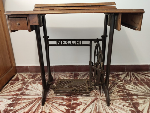Antiguo Pie De Hierro De Fundición Máquina De Coser Necchi (Usado)
