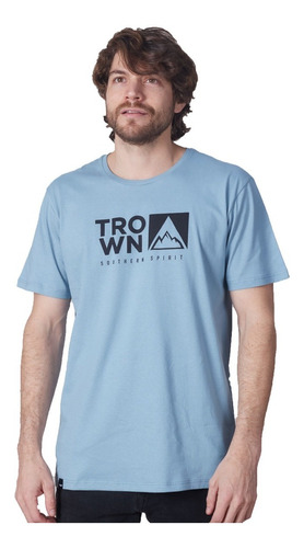 Remera Trown Lifestyle Unisex Mountain Front Celeste Cli