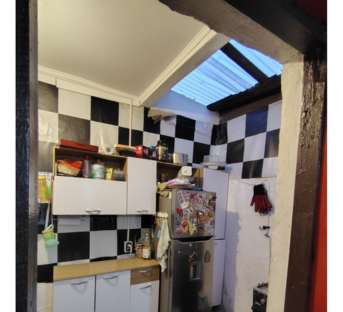 Oportunidad De Inversión! Casa Ubicada En Pasaje 4d 1b.