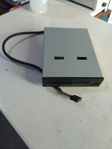 Imagen 2 de 2 de Lector De Tarjetas De Memoria Y Pen Drive Para Pc Desktop