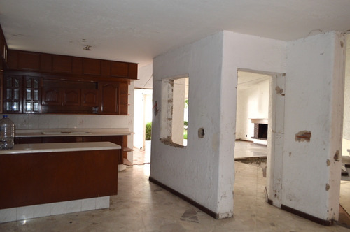 Ubicadísima Propiedad En Venta Como Terreno !