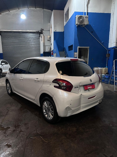 Peugeot 208 Allure 1.6 115 Inundado
