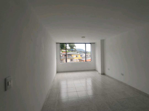 Arriendo Apartamento En $1.200.000 Por La Cancha De Villa Carmenza 