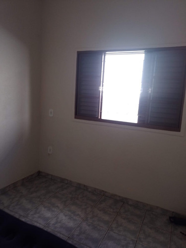 Casa Com 2 Quartos, 1 Banheiro, Garagem Coberta E Lavanderia
