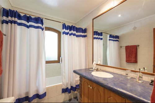 Casa Chilena Venta De 6 Dorm., 5.200mts2, Piscina, En Colina