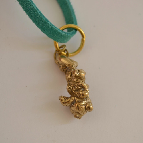 Imagen 2 de 4 de Collar Minimalta Dorado En Bronce Y Cuero Turquesa, Cod1