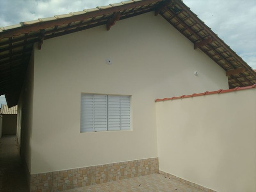 Imagem 2 de 9 de Casa Com Churrasqueira Coberta A Venda Em Itanhaém.