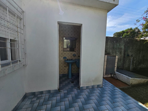 Venta Casa 4 Ambientes Con Consultorio Instalado. Fondo Libre Con Galería. Berazategui Oeste