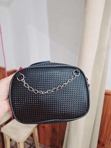Cartera Tipo Bandolera Cuerina Para Colgar O Cruzar Negra Pintitas Pintitas Relieve Acero Negro