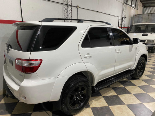 Imagen 3 de 14 de Toyota Hilux Sw4 2011 Blanca 7 Asientos 4x4 Impecable Permut