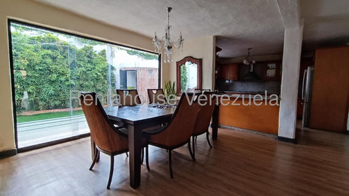 Hermosa Casa Con Excelentes Acabados, Ubicada En Una De Las Mejores, Zonas Del Trigal Norte, Cocina Equipada, Aires Acondicionados Y De Doble Nivel, Jardín Interno Con Jacuzzi, Balcón En La Habitación