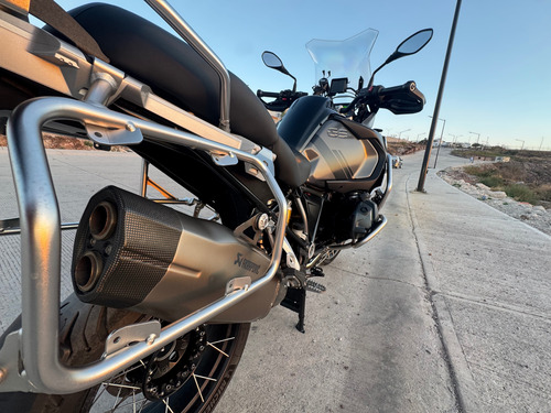Triple Black, Escape Akrapovic, Único Dueño