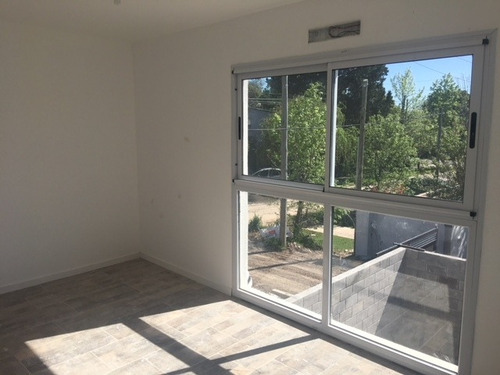 Calle 27 E/ 462 Y 464 City Bell. Dúplex En Venta 2 Dormitori