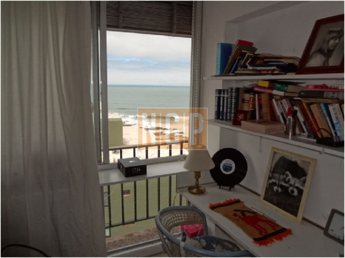 Departamento En Punta Del Este, Torre Cuenta Con Todos Los Servicios.-ref:16525