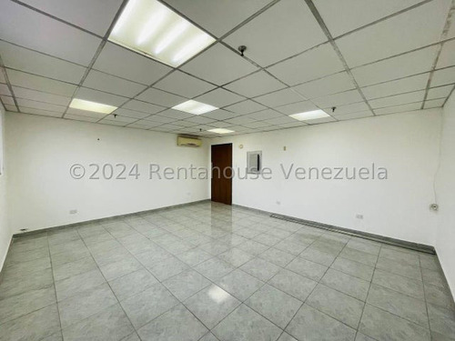 Cómoda Oficina En Alquiler En Torre Sindoni De Maracay. Piso Intermedio. 24-21755 Cm