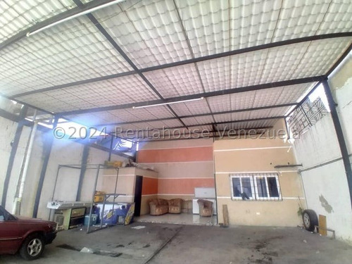Maria Luisa Mendoza Vende Terreno En El Centro De Barquisimeto, A Pie De Calle Cuenta Con Su Oficina Estacionamiento Baños Y Todos Los Servicios Básicos Indispensables 2 4 2 1 4 3 8