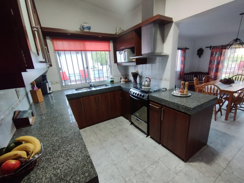Se Vende Casa De 3 Dormitorios Con Gran Terreno Sobre Ruta 8 Próxima A Zona America