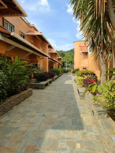 Alquilo Town House En Villas Del Country, Guataparo Terrazas Del Country Planta 100%