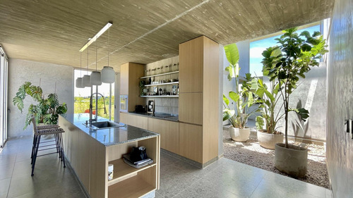 Retasada Casa En Naudir Al Lago Central En Venta - Con Diseño, Hormigon Visto, Piscina