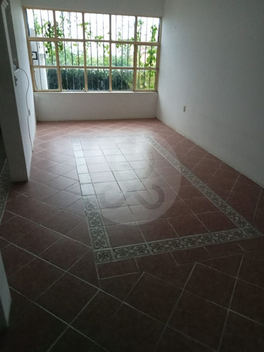 Amplia Casa De 270m2 | 4 Recámaras | 4 Baños | 3 Estacionamientos | Col. Aurora