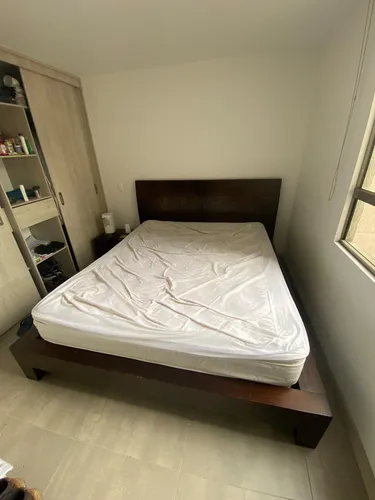 Vendo Cama Queen En Madera Maciza Con Colchón Y 2 Nocheros. (Usado)