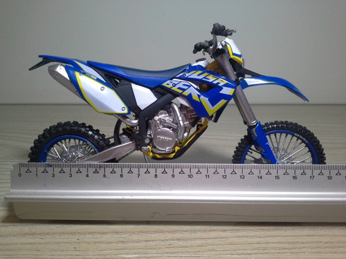 Miniatura Moto Husaberg 390 Fe390 Trilha Sem Caixa 1:12 18cm