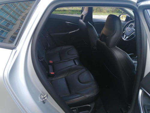 Imagen 9 de 14 de Volvo V40 2017 2.0 Inspirion Awd T5 Cross Country At