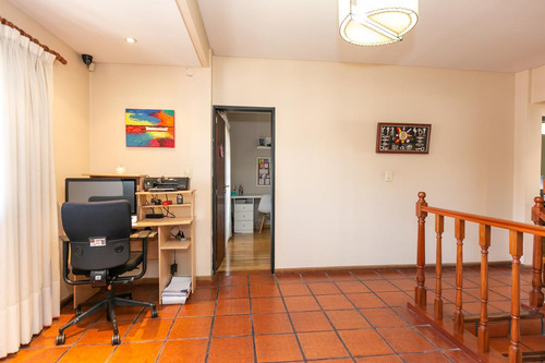 Casa 5 Ambientes Con Cochera, Fondo Libre Con Pileta Y Quincho