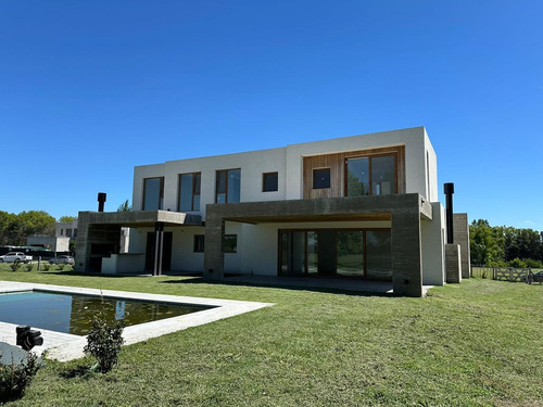 Casa En Venta - 4 Dormitorios 5 Baños - Cocheras - 387mts2 - El Milord, Pilar