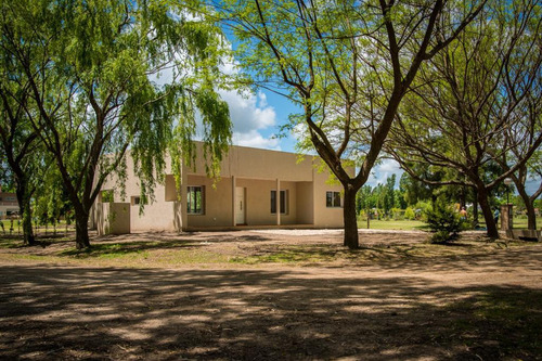 Casa En Venta - 2 Dormitorios 1 Baño - 1.144mts2 - Posadas De Los Lagos, Coronel Brandsen