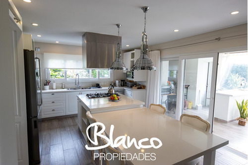 Casa En Venta En La Lomada, Pilar - Desarrollada En Tres Plantas!