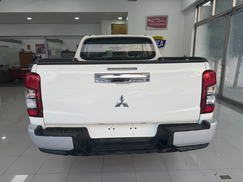 Mitsubishi L200 2.4 Cabina Doble 4x2 Mt