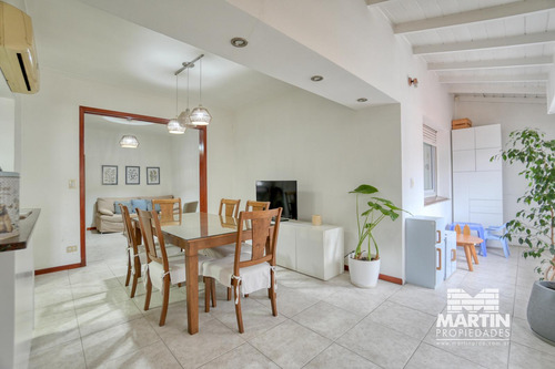 Casa En Venta En Olivos 4 Ambientes, 2 Dormitorios Con Vestidor, Patio Propio. A 2 Cuadras De Av.