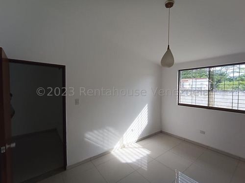 Casa En Venta En Colinas De Guataparo Valencia Mm Carabobo Con Patio Jardin Vigilancia Y Agua De Manantial