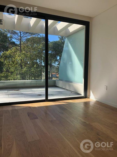 Apartamento Penthouse De 2 Dormitorios, Parrillero De Uso Exclusivo, Garaje, A Estrenar, Carrasco
