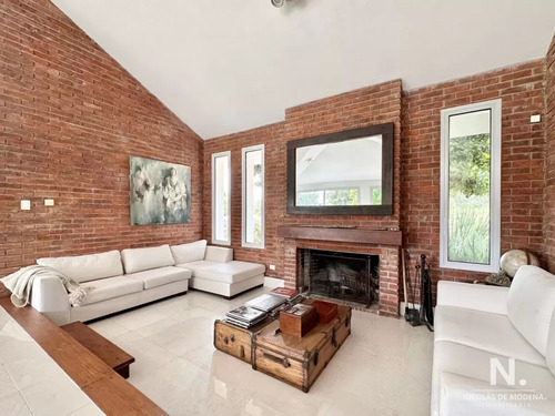 Casa De Tres Dormitorios Y Servicio En Venta, Golf, Punta Del Este