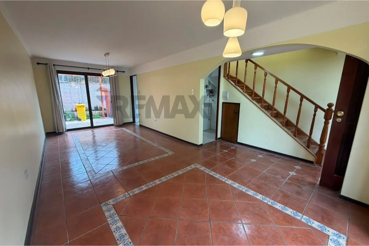 Imagen 1 de 18 de Arriendo Casa 4d-3b Condominio. Ñuñoa