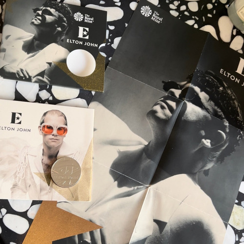 Moeda 2020 O Melhor De Elton John Lacrada - Encarte E Poster