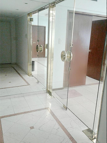 Imagen 4 de 23 de Venta De Oficina En La Zona De Tribunales Muy Grande Con 5 Despechos Muy Amplia Y Reciclada A Nuevo