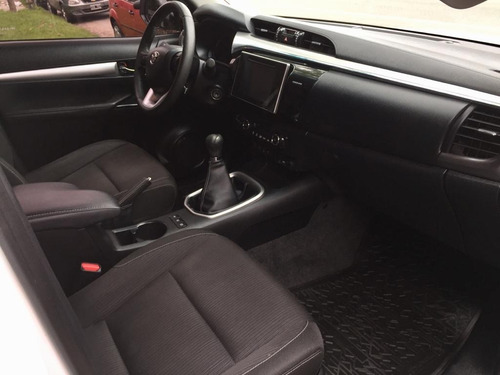 Imagen 4 de 9 de Hilux 2.8 D Srv 4x4 Mt 2016
