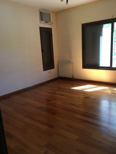 Casa En Venta - 4 Dormitorios 3 Baños - 850mts2 - Moreno