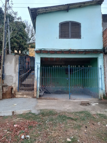 Casa Com Seis Cômodos E Um Banheiro