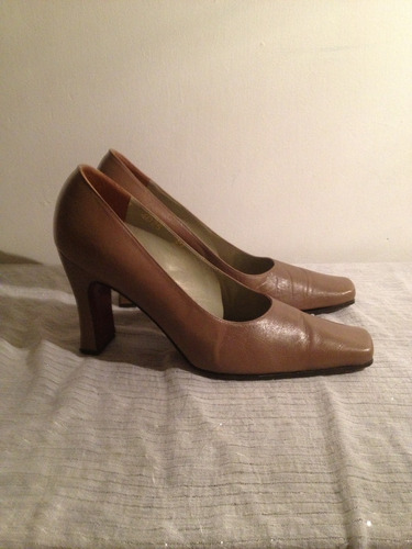 Zapatos Clásicos Para Dama. Piel Color Beige, Talla 39