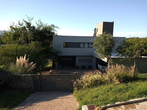 Casa En Venta. Barrio Molino De Viento. Mendiolaza, Córdoba.